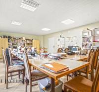 NA PREDAJ ŠKOLSKÁ BUDOVA NA VEĽKOM POZEMKU, MOSTOVÁ - Kancelária s drevenými stoličkami a stolmi, poličky s knihami a dokumentmi, Budova.