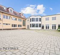 NA PREDAJ ŠKOLSKÁ BUDOVA NA VEĽKOM POZEMKU, MOSTOVÁ - Budova v Mostovej s terasovou strechou a presklenou verandou.