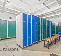 NA PREDAJ ŠKOLSKÁ BUDOVA NA VEĽKOM POZEMKU, MOSTOVÁ - Skrinky a lavičky v šatni budovy s betónovou podlahou.