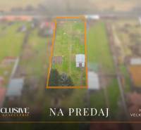 NA PREDAJ STAVEBNÝ POZEMOK (1046 m²), VEĽKÝ MEDER - Letecký pohľad na pozemok na bývanie vo Veľkom Mederi, vhodný na predaj.