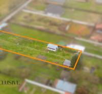 NA PREDAJ STAVEBNÝ POZEMOK (1046 m²), VEĽKÝ MEDER - Pozemky na bývanie vo Veľkom Mederi so záhradou a malými stavbami.