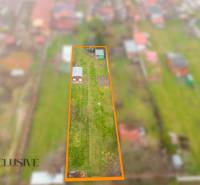 NA PREDAJ STAVEBNÝ POZEMOK (1046 m²), VEĽKÝ MEDER - Letecký pohľad na pozemok na bývanie vo Veľkom Mederi, s trávnatou plochou.