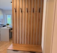 Prenájom: 2 izbový byt v obci Staškov (316-B) - Predsieň v 2-izbovom byte so stenou z lamiel a komodou s úložným priestorom.