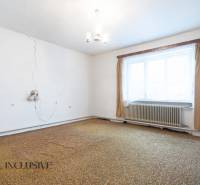 Na predaj 4-izbový rodinný dom, Gabčíkovo - Izba v rodinnom dome s kobercovou podlahou, s oknom a radiátorom.