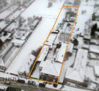 Na predaj 4-izbový rodinný dom, Gabčíkovo - Zimný pohľad na snehom pokrytý rodinný dom a záhradu v Gabčíkove.