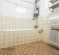 Na predaj 4-izbový rodinný dom, Gabčíkovo - Kúpeľňa v rodinnom dome s dlažbou, vaňou a vykurovaním.