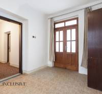 Na predaj 4-izbový rodinný dom, Gabčíkovo - V rodinnom dome s dverami a pódiom s textúrou dreva.