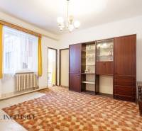 Na predaj 4-izbový rodinný dom, Gabčíkovo - Obývacia izba v rodinnom dome so žltými závesmi a retro skriňou.