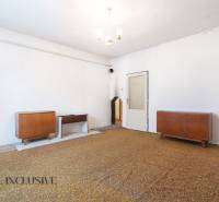 Na predaj 4-izbový rodinný dom, Gabčíkovo - Obývacia izba v rodinnom dome s nábytkom, bielymi stenami a závesným svietidlom.