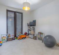 NA PREDAJ 4 IZB RD S DVOJGARÁŽOU, DUNAJSKÁ STREDA - Detská izba v rodinnom dome s kobercom, hračkami a regálmi na knihy.
