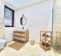 NA PREDAJ 4 IZB RD S DVOJGARÁŽOU, DUNAJSKÁ STREDA - Kúpeľňa v rodinnom dome s umývadlom, zrkadlom, sprchou a policou na uteráky.