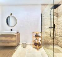 NA PREDAJ 4 IZB RD S DVOJGARÁŽOU, DUNAJSKÁ STREDA - Kúpeľňa v rodinnom dome s umývadlom na drevenej skrinke, sprchovacím kútom a zrkadlom.