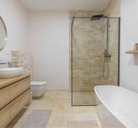 NA PREDAJ 4 IZB RD S DVOJGARÁŽOU, DUNAJSKÁ STREDA - Kúpeľňa v rodinnom dome s okrúhlym zrkadlom, sprchou a voľne stojacou vaňou.