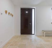 NA PREDAJ 4 IZB RD S DVOJGARÁŽOU, DUNAJSKÁ STREDA - Vstupná hala v rodinnom dome so stenovými hákmi a lavicou, podlaha s kamenným dekorom.