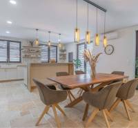 NA PREDAJ 4 IZB RD S DVOJGARÁŽOU, DUNAJSKÁ STREDA - Jedáleň s dreveným stolom, visiacimi svietidlami a rastlinami v rodinnom dome.