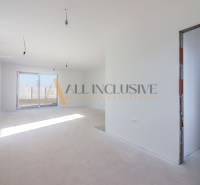 NA PREDAJ 4 IZBOVÝ RODINNÝ DOM-NOVOSTAVBA, KRÁĽOV BROD - Svetlá prázdna miestnosť s bielymi stenami a veľkými oknami v rodinnom dome.