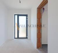 NA PREDAJ 4 IZBOVÝ RODINNÝ DOM-NOVOSTAVBA, KRÁĽOV BROD - Chodba so sadrokartónovými stenami a prípravou na elektroinštalácie v rodinnom dome.