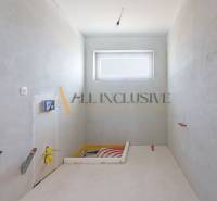 NA PREDAJ 4 IZBOVÝ RODINNÝ DOM-NOVOSTAVBA, KRÁĽOV BROD - Prerábka kúpeľne v rodinnom dome, neutrálne steny, pripravené inštalácie a okno.