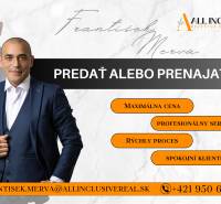 NA PREDAJ 4 IZBOVÝ RODINNÝ DOM-NOVOSTAVBA, KRÁĽOV BROD - Muž v saku na pozadí reklamy realitnej kancelárie ponúka predaj a prenájom nehnuteľností.