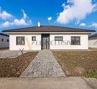 NA PREDAJ 4 IZBOVÝ RODINNÝ DOM-NOVOSTAVBA, KRÁĽOV BROD - Jednopodlažný rodinný dom s tmavou strechou a upraveným dvorom pod modrou oblohou.