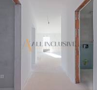 NA PREDAJ 4 IZBOVÝ RODINNÝ DOM-NOVOSTAVBA, KRÁĽOV BROD - Interiér novostavby, chodba, biele steny, široký vstup do miestnosti, rodinný dom.