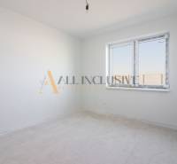 NA PREDAJ 4 IZBOVÝ RODINNÝ DOM-NOVOSTAVBA, KRÁĽOV BROD - Prázdna izba v rodinnom dome, svetlé steny, veľké okno, sokel pri podlahe.