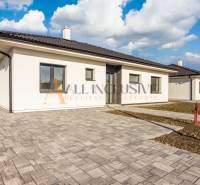 NA PREDAJ 4 IZBOVÝ RODINNÝ DOM-NOVOSTAVBA, KRÁĽOV BROD - Rodinný dom s bielou fasádou, šedou strechou a dláždenou terasou na pozemku.