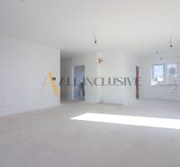 NA PREDAJ 4 IZBOVÝ RODINNÝ DOM-NOVOSTAVBA, KRÁĽOV BROD - Útulný interiér rodinného domu s prázdnou miestnosťou, bielymi stenami a slnečným osvetlením.