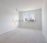 NA PREDAJ 4 IZBOVÝ RODINNÝ DOM-NOVOSTAVBA, KRÁĽOV BROD - Prázdna miestnosť v byte s bielymi stenami a oknom v rodinnom dome.