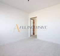 NA PREDAJ 4 IZBOVÝ RODINNÝ DOM-NOVOSTAVBA, KRÁĽOV BROD - Priestranná izba s bielymi stenami a podlahou, otvorený vstup a rodinný dom.