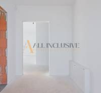 NA PREDAJ 4 IZBOVÝ RODINNÝ DOM-NOVOSTAVBA, KRÁĽOV BROD - Chodba s bielymi stenami a tehlovým detailom v rodinnom dome.