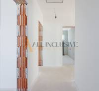 NA PREDAJ 4 IZBOVÝ RODINNÝ DOM-NOVOSTAVBA, KRÁĽOV BROD - Chodba vo výstavbe v byte, odhalené murivo, biele steny, rodinný dom.