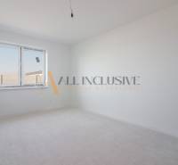 NA PREDAJ 4 IZBOVÝ RODINNÝ DOM-NOVOSTAVBA, KRÁĽOV BROD - Prázdna miestnosť s bielymi stenami, samostatným oknom, ideálna pre nový rodinný dom.