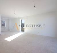 NA PREDAJ 4 IZBOVÝ RODINNÝ DOM-NOVOSTAVBA, KRÁĽOV BROD - Obývacia izba v rodinnom dome, svetlá, priestranná s veľkými oknami a bielymi stenami.