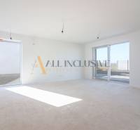 NA PREDAJ 4 IZBOVÝ RODINNÝ DOM-NOVOSTAVBA, KRÁĽOV BROD - Priestranný svetlý interiér s veľkými oknami a bielymi stenami v rodinnom dome.