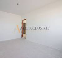 NA PREDAJ 4 IZBOVÝ RODINNÝ DOM-NOVOSTAVBA, KRÁĽOV BROD - Prázdna nevybavená izba v rodinnom dome s bielymi stenami a podlahou.