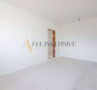 NA PREDAJ 4 IZBOVÝ RODINNÝ DOM-NOVOSTAVBA, KRÁĽOV BROD - Prázdna izba v rodinnom dome s bielymi stenami a otvorenými dverami.