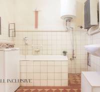 NA PREDAJ 4-IZBOVÝ RODINNÝ DOM NA PRIESTRANNOM POZEMKU - Kúpeľňa a rodinný dom, biele kachličky, vaňa, umývadlo, sporák a kotol