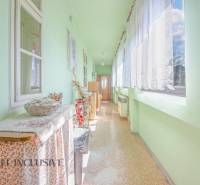 NA PREDAJ 4-IZBOVÝ RODINNÝ DOM NA PRIESTRANNOM POZEMKU - Interiér rodinného domu s chodbou, svetlými stenami a kvetinovou dekoráciou.