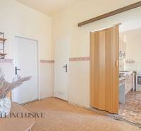 NA PREDAJ 4-IZBOVÝ RODINNÝ DOM NA PRIESTRANNOM POZEMKU - Jedáleň rodinného domu s drevenými detailmi, dekorom v kuchyni a dverami.