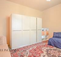 NA PREDAJ 4-IZBOVÝ RODINNÝ DOM NA PRIESTRANNOM POZEMKU - Izba s koberecom a nábytkom obsahuje skriňu, sedačku a pohodlné rodinné vybavenie.