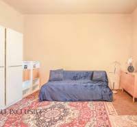 NA PREDAJ 4-IZBOVÝ RODINNÝ DOM NA PRIESTRANNOM POZEMKU - Obývacia izba rodinného domu so sedačkou, kobercom a skriňami, svetlý priestor.