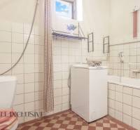 NA PREDAJ 4-IZBOVÝ RODINNÝ DOM NA PRIESTRANNOM POZEMKU - Kúpeľňa v rodinnom dome, obsahuje práčku, toaletu a vaňu. Príjemný dizajn.