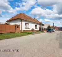 NA PREDAJ RODINNÝ DOM NA 9,5 ÁROVOM POZEMKU, OHRADY - Rodinný dom na ulici Ohrady v Dunajskej Strede s tradičnou strechou a bránou.