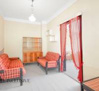 NA PREDAJ RODINNÝ DOM NA 9,5 ÁROVOM POZEMKU, OHRADY - Obývacia izba v rodinnom dome s dvojmiestnymi pohovkami a skriňou, červené závesy.