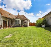 NA PREDAJ RODINNÝ DOM NA 9,5 ÁROVOM POZEMKU, OHRADY - Rodinný dom v Dunajskej Strede na ulici Ohrady s rozľahlou zelenou záhradou.