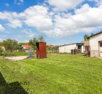 NA PREDAJ RODINNÝ DOM NA 9,5 ÁROVOM POZEMKU, OHRADY - Záhrada pri rodinnom dome na ulici Ohrady v Dunajskej Strede, s trávnikom a prístreškom.