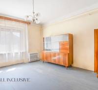 NA PREDAJ RODINNÝ DOM NA 9,5 ÁROVOM POZEMKU, OHRADY - Izba v rodinnom dome s dreveným nábytkom a veľkým oknom.