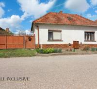 NA PREDAJ RODINNÝ DOM NA 9,5 ÁROVOM POZEMKU, OHRADY - Rodinný dom v Dunajskej Strede na ulici Ohrady s tehlovou strechou a drevenou bránou.