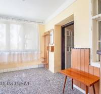 NA PREDAJ RODINNÝ DOM NA 9,5 ÁROVOM POZEMKU, OHRADY - Predsieň v rodinnom dome s mramorovou podlahou, dreveným nábytkom a závesmi.